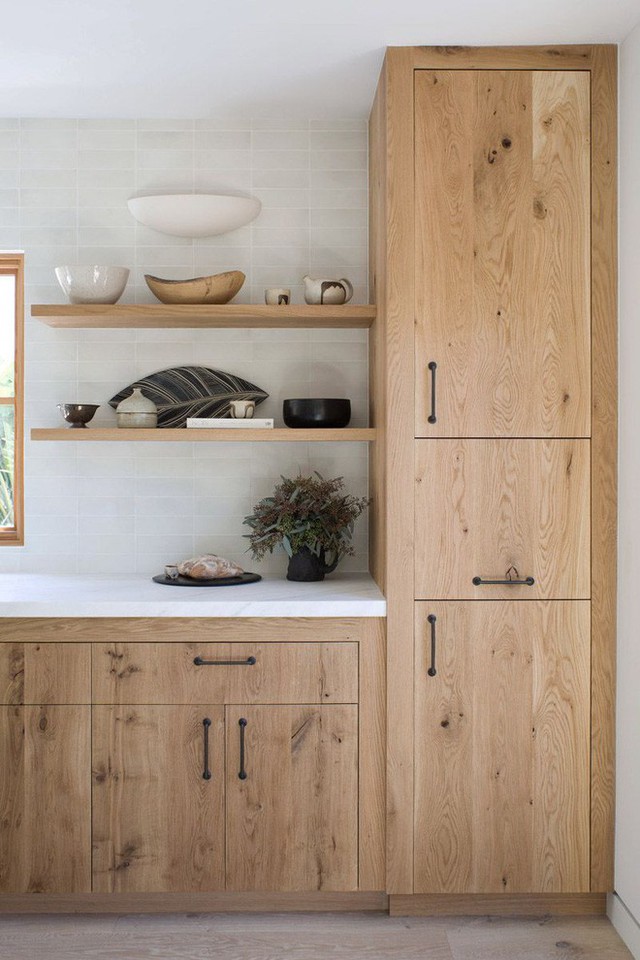 
Những bộ tủ bếp bằng gỗ mộc tự nhiên sáng màu khiến bạn cảm thấy vô cùng gần gũi, bình dị.
