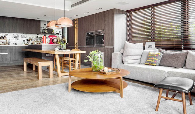 
Không gian bếp núc và ăn uống bên cạnh được tách biệt bằng chính màu sắc của nội thất. Nếu như phòng khách được sử dụng thêm ghế sofa và thảm có cùng tông màu thì phòng bếp giản dị và hiện đại với hệ thống tủ gỗ màu trầm.
