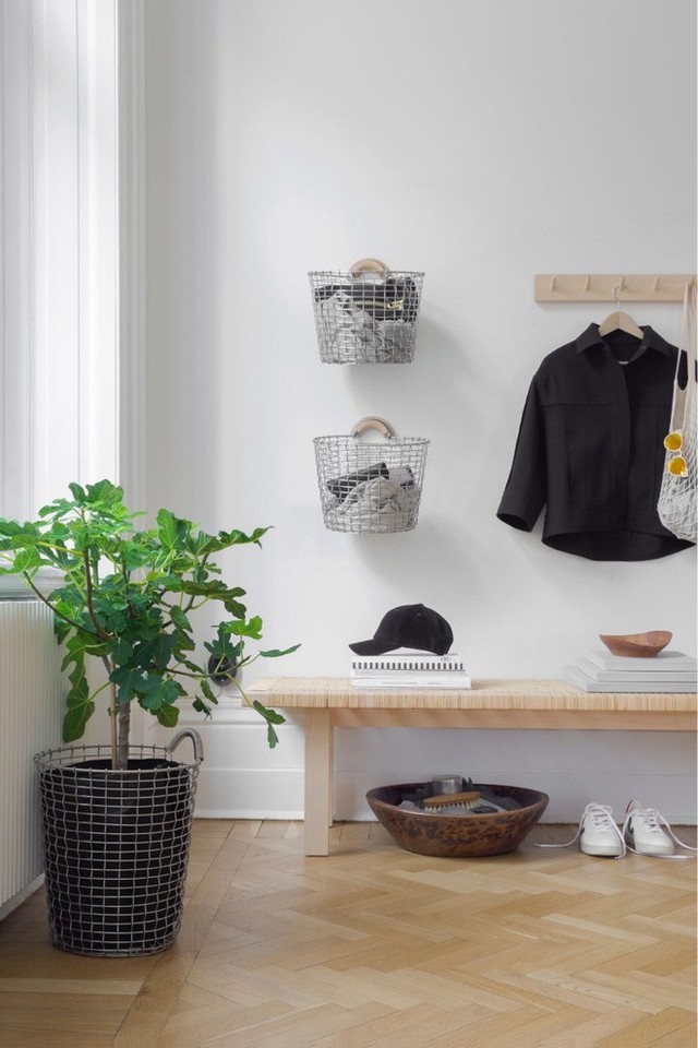 
Những chiếc giỏ inox có thể được treo lên tường, vô cùng xinh xắn và gọn gàng, đóng vai trò lưu trữ vô số đồ đạc cho một khoảng không gian chức năng nào đó trong tổ ấm của bạn.

