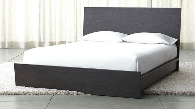 
Trong khi chiếc giường này có tông màu nâu khói rất phù hợp với chăn màu trắng. Nó sẽ ngay lập tức trở thành tiêu điểm trong không gian.
