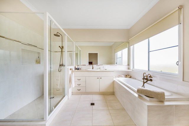 
Những căn phòng tắm với thiết kế tối giản, đồ nội thất hiện đại là lựa chọn phổ biến nhất hiện nay. Lựa chọn này cũng rất an toàn dù bạn không quá giỏi trong việc trang trí không gian sống.
