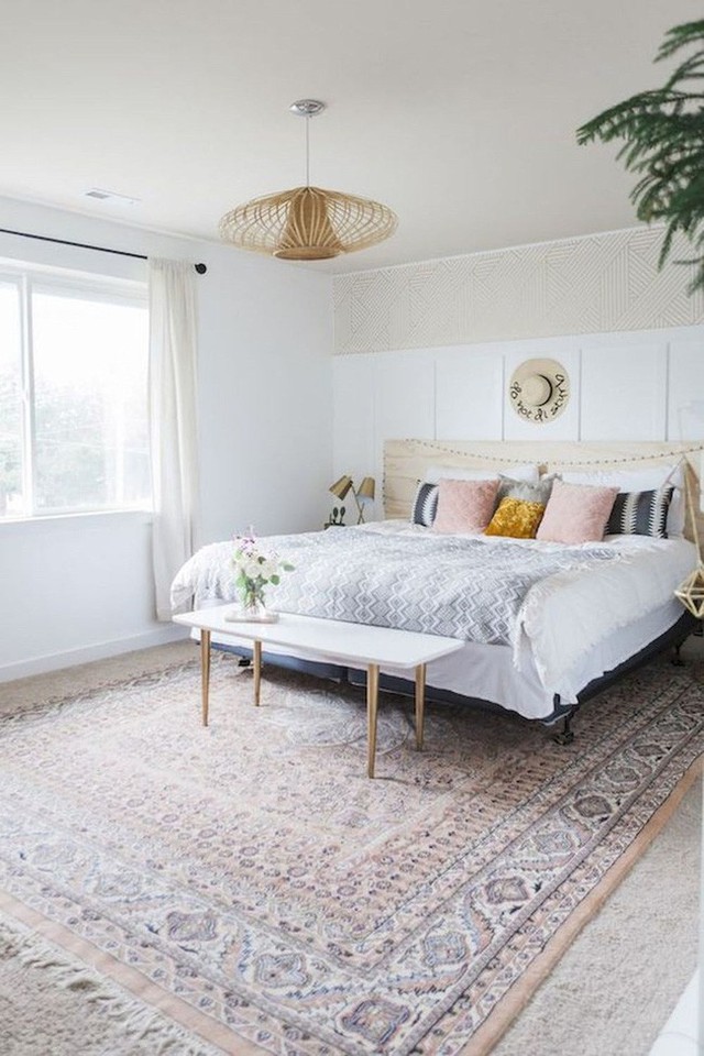 
Phòng ngủ theo phong cách boho tập trung vào kết cấu và thực vật nên nên rất phù hợp với sơn tường màu trắng. Khi đó bạn có thể dễ dàng phối tất cả những món đồ nội thất mà mình thích.
