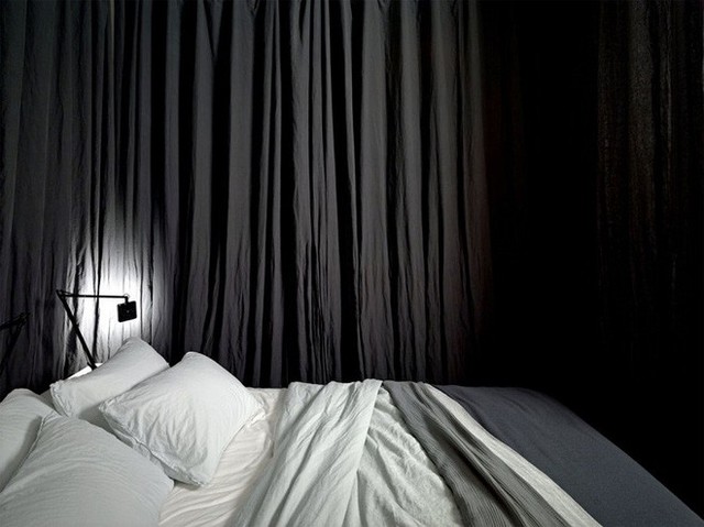 
Khi đi ngủ những chiếc rèm xung quanh giường sẽ làm nhiệm vụ ngăn cách không gian.

