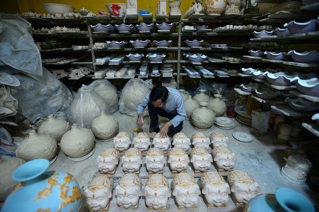 Dịp Tết nguyên đán Kỷ Hợi 2019, nghệ nhân Vương Thế Cường ở làng gốm Bát Tràng (Gia Lâm, Hà Nội) tập trung sản xuất loại lợn đất dát vàng.