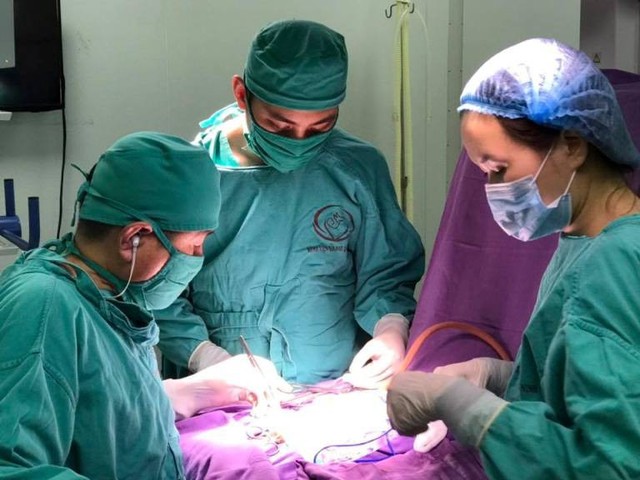 Kíp mổ Bệnh viện Sản Nhi tỉnh Quảng Ninh cứu sống bé trai 2 ngày tuổi bị tắc ruột sau sinh. Ảnh: T.Thiêm