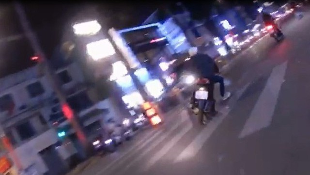 Thanh niên liên tục lạng lách đánh võng hòng tẩu thoát.