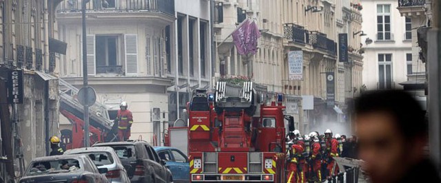 
Lực lượng cứu hỏa có mặt tại hiện trường giải cứu nạn nhân và người dân sống trong các căn hộ phía trên tiệm bánh, nơi xảy ra vụ nổ, sáng 12/1. Ảnh: AP Photo/Kamil Zihnioglu.
