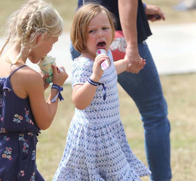 Isla Phillips (trái), con gái út 6 tuổi của vợ chồng Peter Phillips (cháu trai lớn nhất của Nữ hoàng Anh), cùng Mia Tindall, 4 tuổi, con gái đầu lòng của Zara Anne Elizabeth Phillips (cháu gái Nữ hoàng) vui vẻ ăn kem khi tới một hoạt động được tổ chức ở Công viên Gatcombe hồi tháng 8/2018.