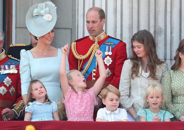 Savannah Phillips, 7 tuổi, tinh nghịch giơ hai tay lên trời và trò chuyện sôi nổi khi đứng cạnh anh em Hoàng tử George và vợ chồng William - Kate trong lễ diễu binh Trooping the Colour nhân sinh nhật 92 tuổi của Nữ hoàng Elizabeth II.