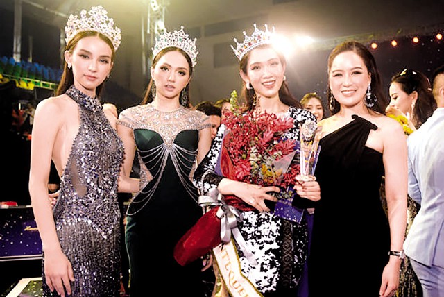 
Nhật Hà (thứ hai từ phải sang) chụp ảnh cùng Hoa hậu Chuyển giới Quốc tế 2018 Hương Giang và Á hậu Chuyển giới Quốc tế Yoshi Rinrada Thurapan.
