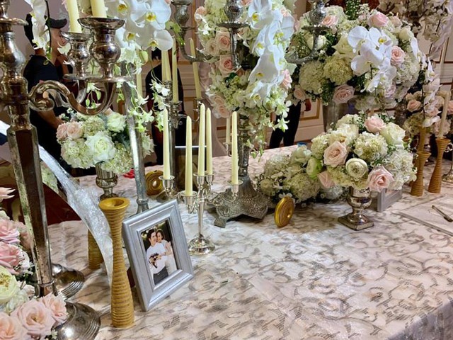 Không gian của đám cưới đang được hoàn thiện với nhiều hoa hồng, hoa lan nhập khẩu.