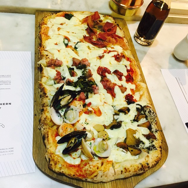 Namo Artisanal Pizzeria: Những tín đồ của ẩm thực Italy có thêm một địa chỉ thưởng thức những món ngon của đất nước này. Pizza có kích cỡ dài gồm 6 mùi vị là món ăn nổi tiếng nhất ở đây. Nếu ngồi ngay quầy chế biến, bạn còn được tận mắt nhìn đầu bếp làm các công đoạn nhào bột, cán bánh, thêm nhân và cho vào lò nướng. Ảnh: @tukj99, @namoitalian. 