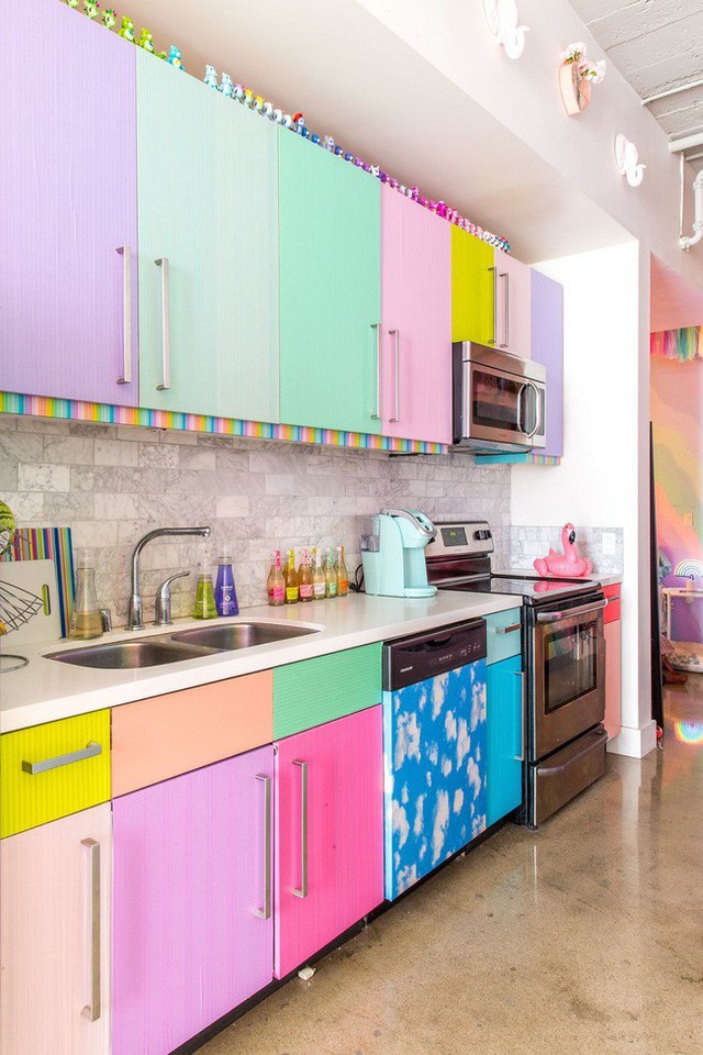 
Bảng màu giúp thay đổi toàn bộ nội thất từ cánh tủ, đến kệ treo tường, giúp nhà bếp trở nên đặc biệt không giống ai.
