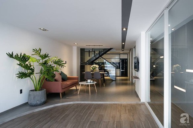 
Lối vào nhà đặc biệt với khoảng sảnh rộng, có cây xanh và cách bố trí nội thất đơn giản, hiện đại.

