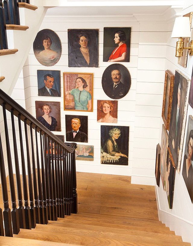
Cầu thang lên tầng hai được thiết kế đơn giản với điểm nhấn sinh động từ những bức tranh vẽ về các thành viên trong gia đình.
