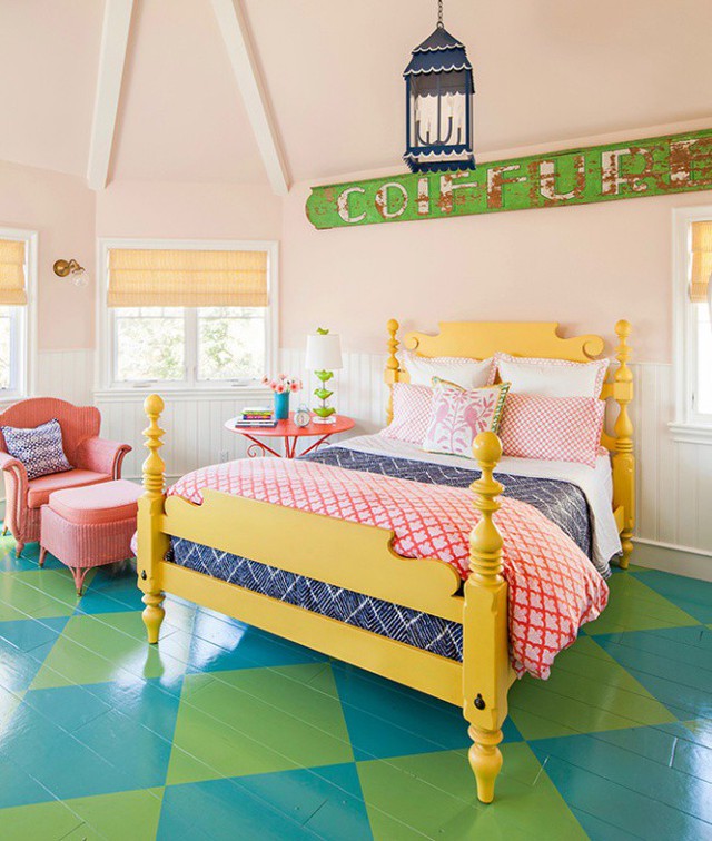 
Không gian nghỉ ngơi được thiết kế với giường sơn màu vàng bắt mắt. Tường màu hồng giúp màu xanh của sàn thêm nổi bật. Những họa tiết ngẫu hứng của chăn ga và màu sơn sàn nhà mang đến nét đẹp sinh động và tươi vui cho phòng ngủ.
