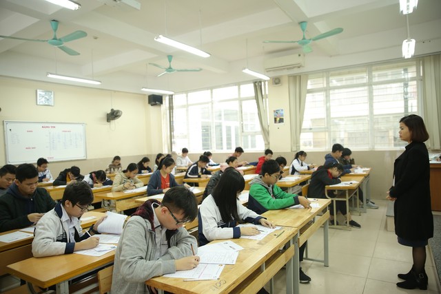 
Học sinh tham gia làm bài thi.
