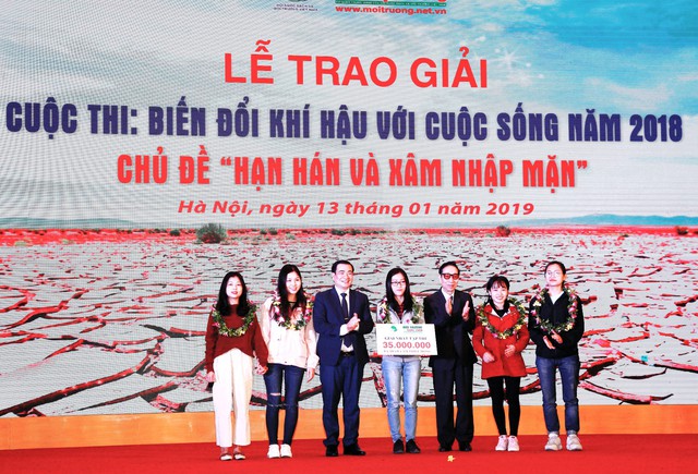 Ông Hồ Ngọc Hải – Chủ tịch Hội Nước sạch và Môi trường Việt Nam, ông Nguyễn Văn Toàn – Tổng biên tập Tạp chí Môi trường và Cuộc sống trao giải Nhất tập thể