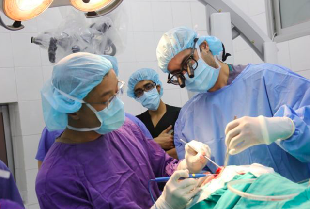 
Phẫu thuật thần kinh cho nữ nhân viên văn phòng tại phòng mổ hiện đại thứ 5 vừa được khai trương ở Bệnh viện Việt Đức. Ảnh: BVCC
