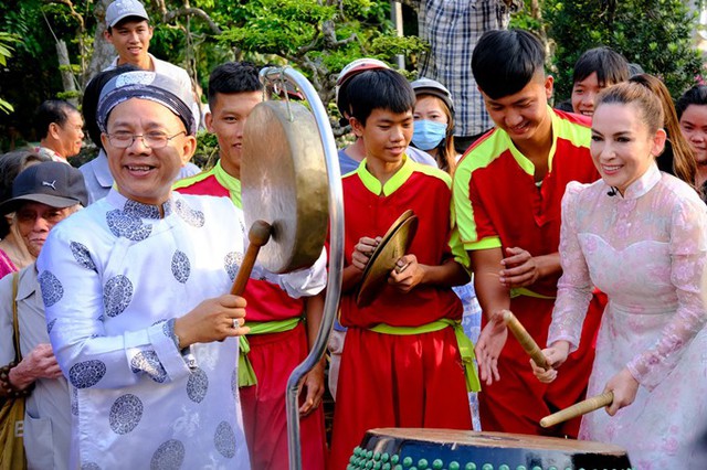 Hai nghệ sĩ cùng diện áo dài, đánh trống tạo không khí sôi động, thu hút sự tham gia của bà con địa phương.