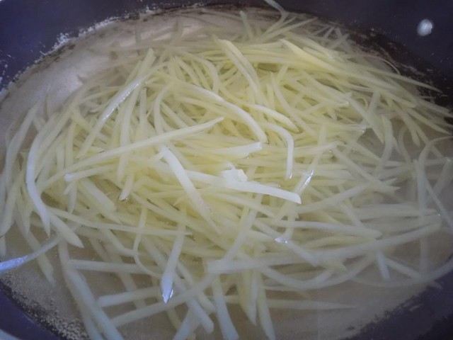 Bước 2: Nấu 1 nồi nước với muối. Khi nước sôi cho khoai tây vào chần nhanh 1 phút là đổ ra rổ, xả qua nước lạnh