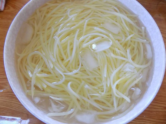 Bước 3: Ngâm khoai tây vào âu nước đá lạnh 30 phút trước khi đổ ra rổ để ráo