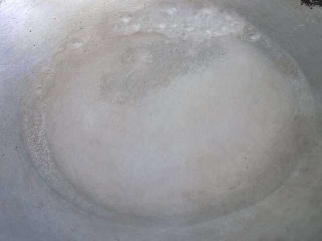 Bước 4:  Đường   nước và vanilla cho vào chảo không dính, bắt lên bếp nấu với lửa nhỏ