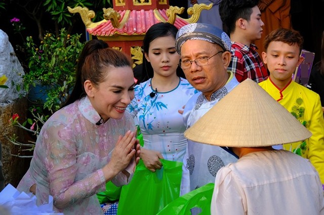 Ngoài những món quà mang đến, Phi Nhung và nghệ sĩ Trung Dân còn thể hiện những bài hát ấm áp ngày Tết khiến bà con phấn khởi vỗ tay không ngớt.