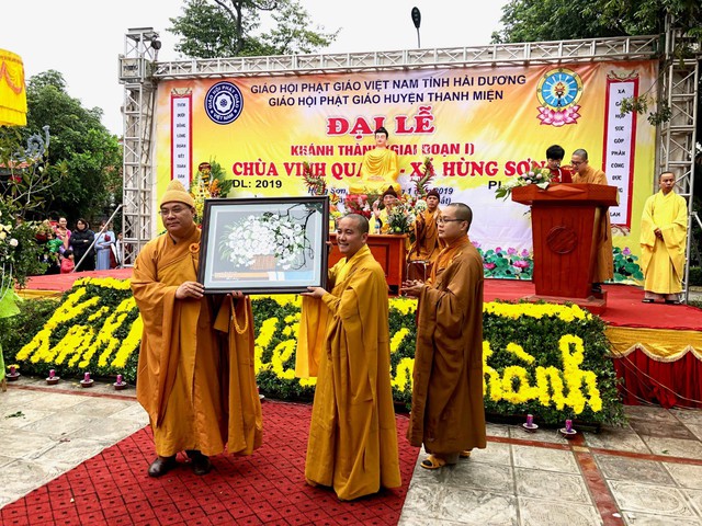 Đại diện Giáo hội Phật giáo Việt Nam tỉnh Hải Dương chúc mừng chùa Vinh Quang