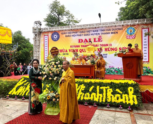 Bà Nguyễn Thị Phương- Tổng giám đốc Nội thất châu Âu PT Casa chúc mừng lễ khánh thành tu bổ, tôn tạo chùa Vinh Quang