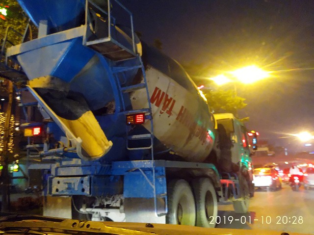 Lúc 20h28 ngày 10/1 tại khu vực đường Nguyễn Khánh Toàn, chiếc xe bồn chở bê tông tươi có dán nhãn bê tông Minh Tâm chạy rẽ đất.