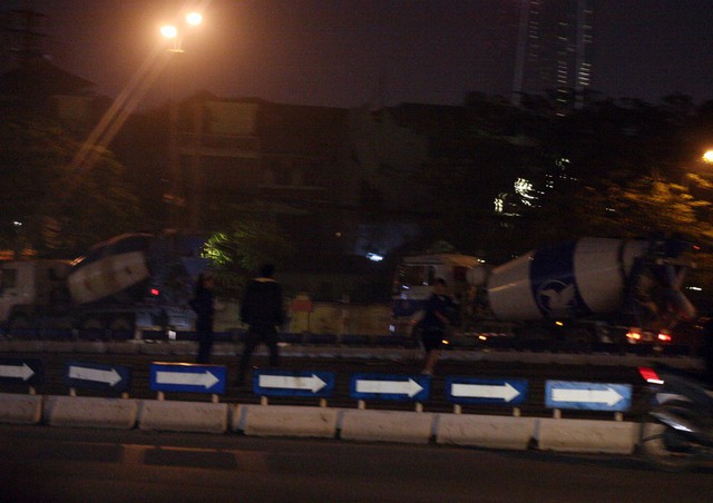 Tại vòng xuyến đoạn gần Chùa Hà, những phương tiện xe bê tông có trọng tải lớn chạy tốc độ cao lúc hơn 20h tối.