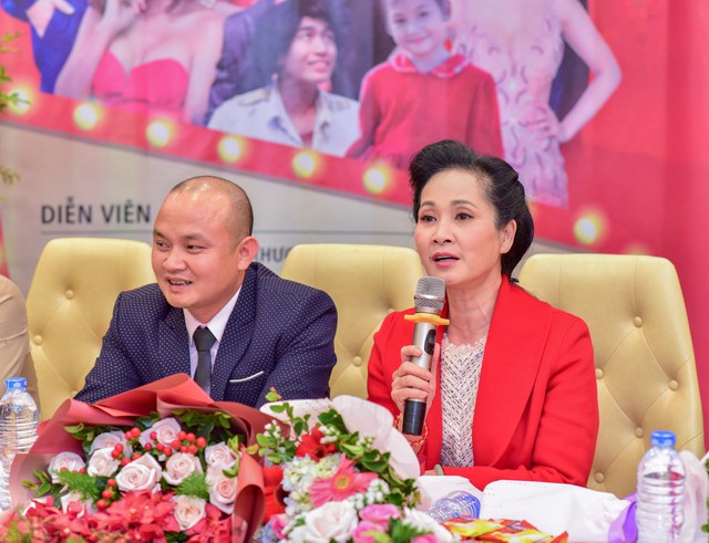 NSND Lan Hương chia sẻ tại buổi họp báo.