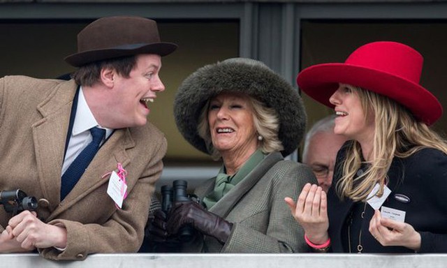 Camilla cùng hai con riêng, Tom và Laura, khi tham dự một sự kiện cùng hoàng gia cuối những năm 1990. Ảnh: UK Press.