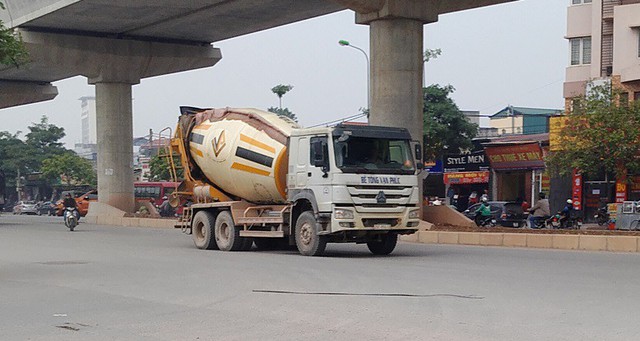 
Xe chở bê tông mang tên Vạn Phúc chạy trên đường Hồ Tùng Mậu vào khoảng 12h ngày 05/1/2019 .
