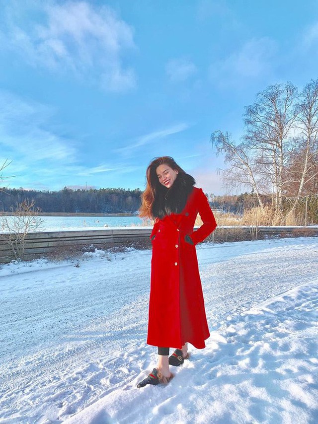 Hồ Ngọc Hà không giấu sự phấn khích khi có mặt tại Stockholm đúng ngày tuyết rơi.