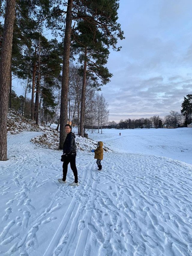 Subeo vô cùng thích thú chơi tuyết cùng Kim Lý giữa khung cảnh thiên nhiên tráng lệ: bầu trời màu tím và mặt đất phủ đầy tuyết trắng.