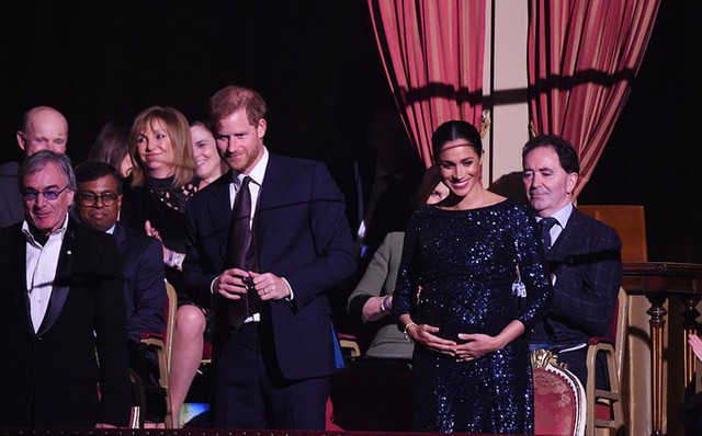 
Vợ chồng Harry - Meghan nhún nhảy theo buổi biễu diễn nhằm gây quỹ cho tổ chức từ thiện tối 16/1 tại nhà hát Hoàng gia Albert, London. Ảnh: Reuters.
