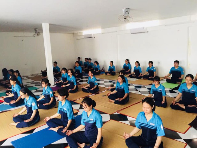 Học sinh lớp 12, Trường THPT Bùi Thị Xuân, TPHCM trong tiết học Yoga