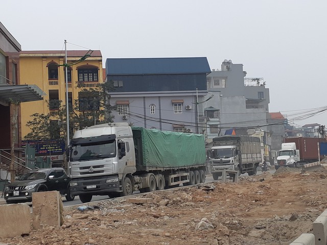 
Đường Phạm Văn Đồng thành công trường, nhưng xe tải hạng nặng, xe container vẫn được phân luồng chạy ầm ầm cả ngày lẫn đêm.
