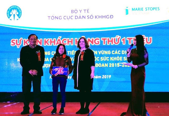 Ông Nguyễn Doãn Tú, Tổng cục trưởng Tổng cục Dân số - KHHGĐ trao tặng quà cho khách hàng thứ 1 triệu (quê ở Bắc Giang) thực hiện kỹ thuật KHHGĐ có chất lượng.