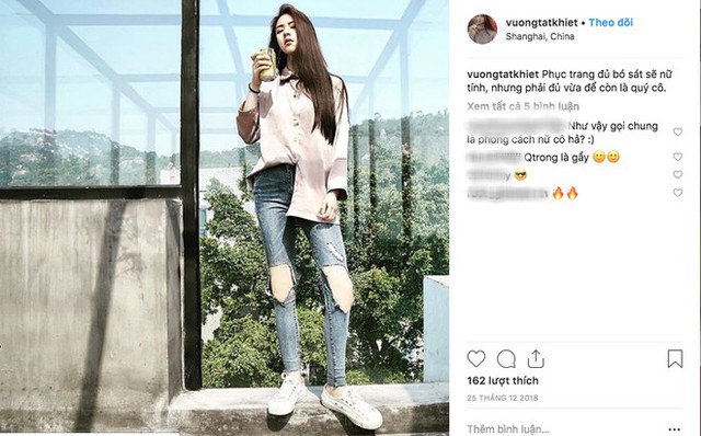 
Trên trang Instagram cá nhân, Tất Khiết cũng rất chăm chỉ viết caption bằng Tiếng Việt, tuy câu chữ còn có đôi chỗ chịu ảnh hưởng của văn phong tiếng Trung nhưng vẫn nhận được rất nhiều lời khen ngợi từ người hâm mộ Việt Nam.
