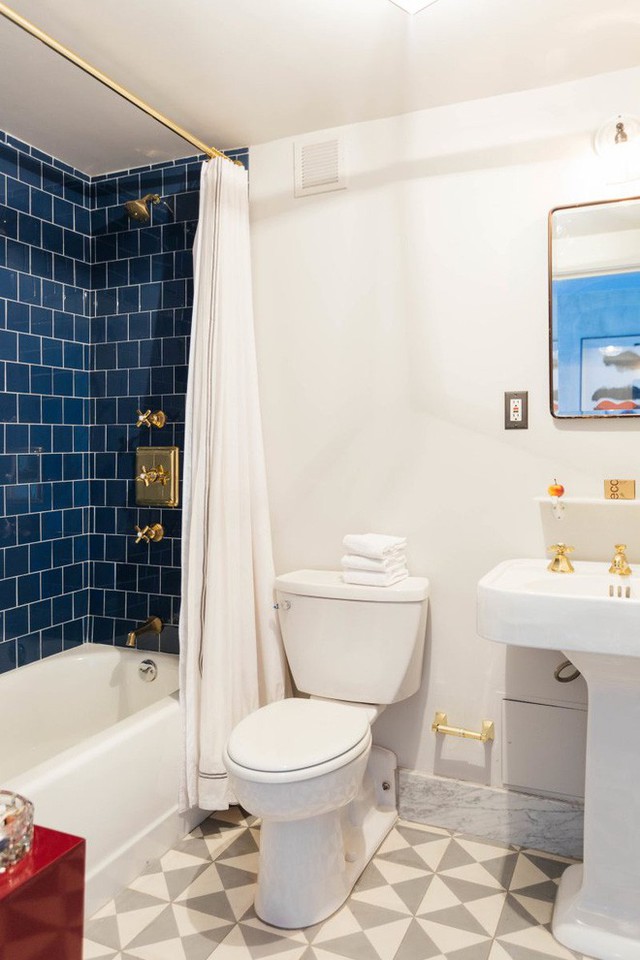 
Bên cạnh giường ngủ là khu vực phòng tắm. Không gian thư giãn hàng ngày của gia đình tiện nghi với bồn tắm, bồn cầu, chậu rửa mặt tách biệt. Tất cả đều được sử dụng gam màu trắng để tạo thêm điểm nhấn khi thiết kế tường cạnh bồn tắm với gam màu xanh xám.
