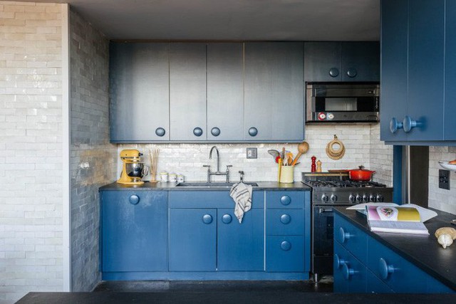 
Sự đối lập của màu sắc xanh ngọc lam đậm với màu trắng be xám, thêm sự gọn gàng và ngay ngắn của hệ thống tủ gắn tường giúp căn bếp đẹp hiện đại và tiện nghi.

