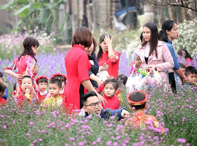 Cũng trong dịp này, rất nhiều trường mầm non cũng cho học sinh đến Nhật Tân chụp ảnh kỷ yếu Tết. Tuy nhiên, theo đánh giá của nhiều giáo viên mầm non cho biết, trẻ mầm non chụp ảnh rất khó và người lớn cũng rất mệt mỏi trong việc đưa con trẻ đi chụp.