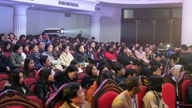 Hàng trăm bạn trẻ đã đến tham dự Talkshow diễn ra tại hội trường Nguyễn Văn Đạo (ĐH Quốc gia Hà Nội).