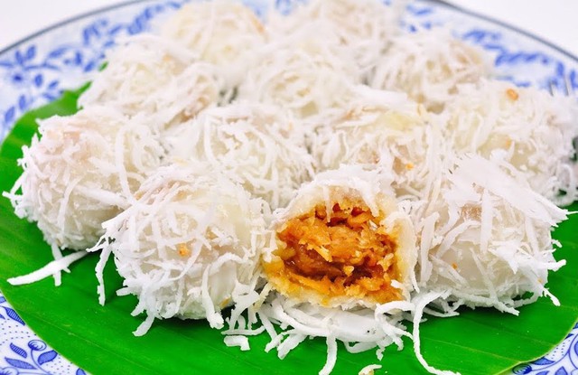 
Bánh dừa lá dứa: Món bánh truyền thống quen thuộc của người Thái Lan có lớp bột gạo dẻo mềm thơm mùi lá dứa bên ngoài. Bên trong, nhân dừa được sên qua với đường nâu thơm ngậy rồi trộn đều với lớp dừa tươi nạo sợi. Ảnh: Thebigmangolife.
