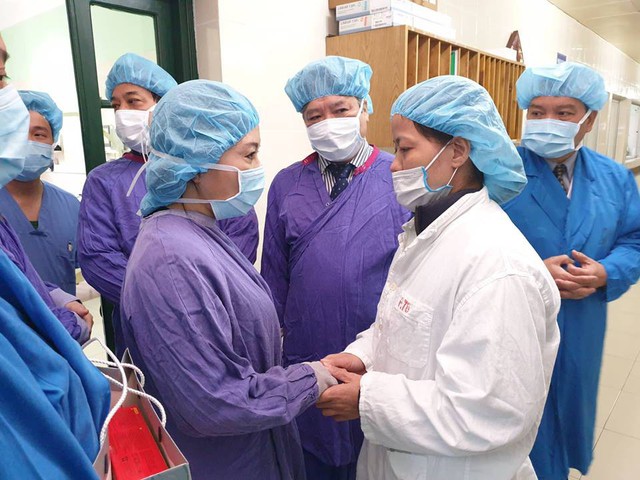 
Bộ trưởng Nguyễn Thị Kim Tiến động viện gia đình người được ghép tạng
