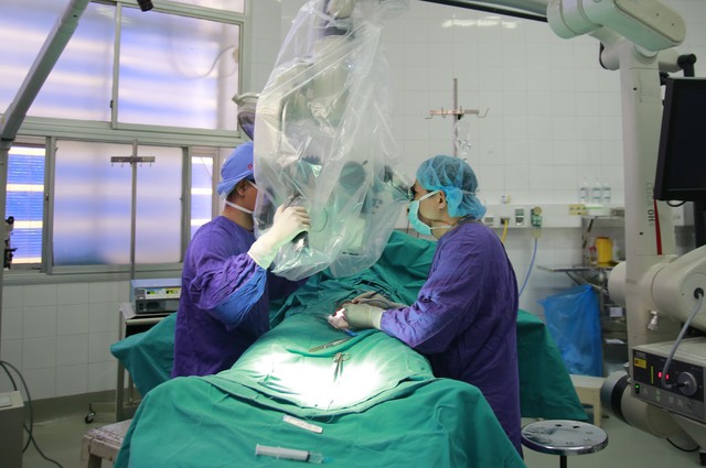 
Bác sĩ Trung tâm Nam học (Bệnh viện Việt Đức) đang phẫu thuật cho một bệnh nhân mắc bệnh xoắn tinh hoàn. Ảnh BVCC
