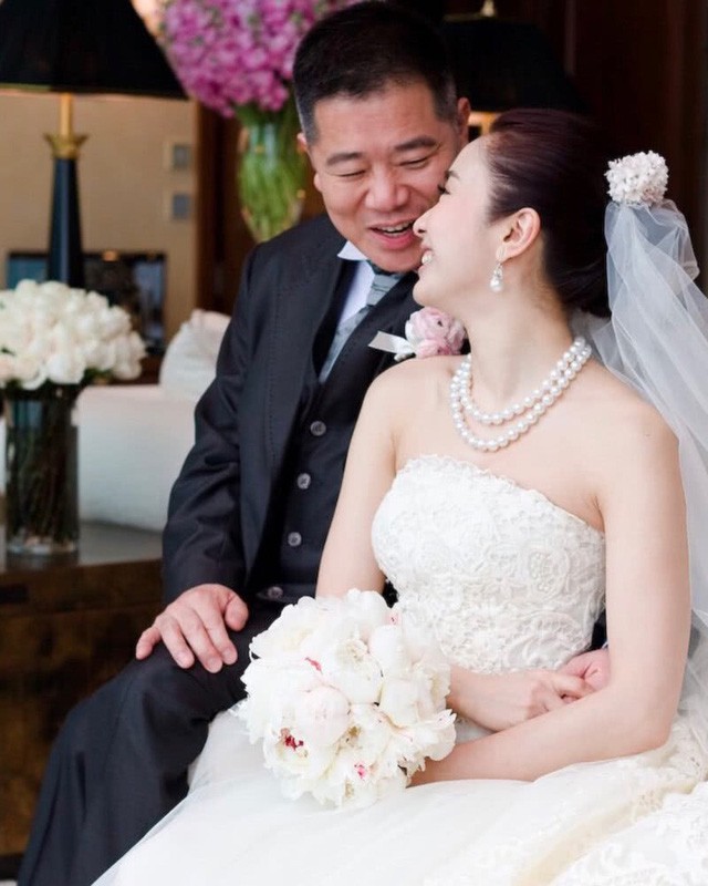 Lê Tư là một trong những ngôi sao xinh đẹp, giàu có, nổi tiếng và hạnh phúc nhất làng giải trí xứ hương cảng. Năm 2008, cô quyết định chia tay sự nghiệp diễn viên để trở thành vợ của một doanh nhân tàn tật rồi lần lượt sinh con cho ông. Sau 10 năm chung sống, cặp đôi vẫn hạnh phúc như ngày đầu.